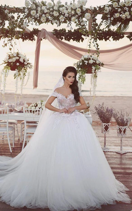 Vestido de novia de gala con hombros descubiertos y delicados apliques de encaje de tul