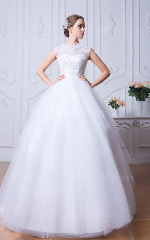 Robe de mariée en tulle blanc ornée de perles glamour et d'un nœud papillon