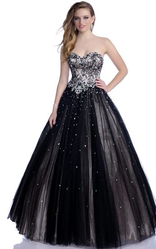 Robe de bal sophistiquée en tulle, coupe trapèze, sans manches, décolleté cœur, ornée de strass et de sequins brillants.