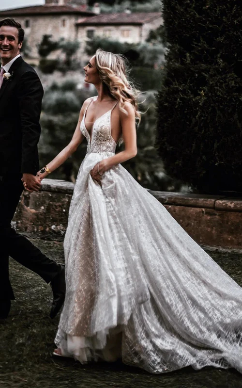 Boho-Brautkleid in A-Linie mit tiefem Ausschnitt und mehrlagigem Tüllrock