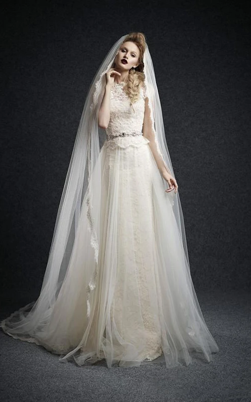 Vestido de tul con encaje, botones y corte en A, con mini blusa acampanada, apliques de cuentas y cola de corte.