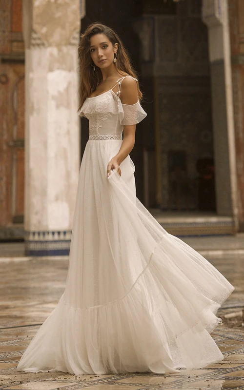 Robe de mariée en tulle adorable, à bretelles spaghetti et épaules dénudées, ornée de dentelle.