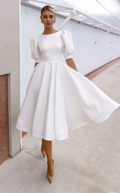 Elegante vestido de novia de satén con corte en A y escote barco hasta la rodilla
