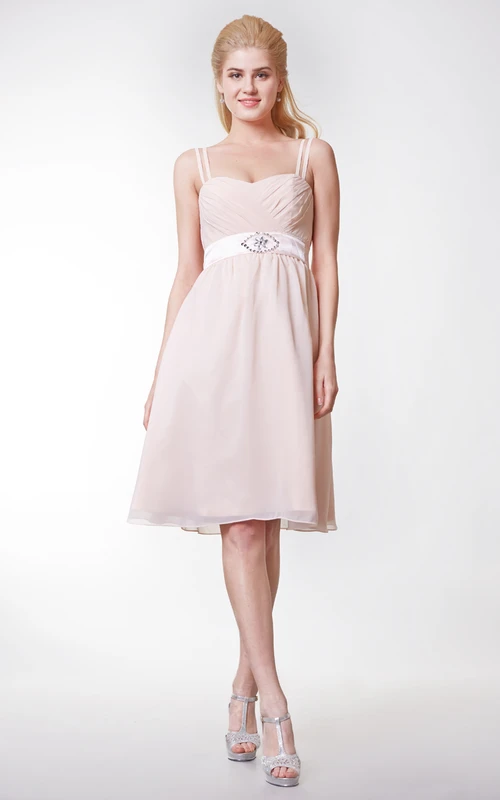 Lindo vestido de gasa de corte A hasta la rodilla con tirantes finos y lazo.