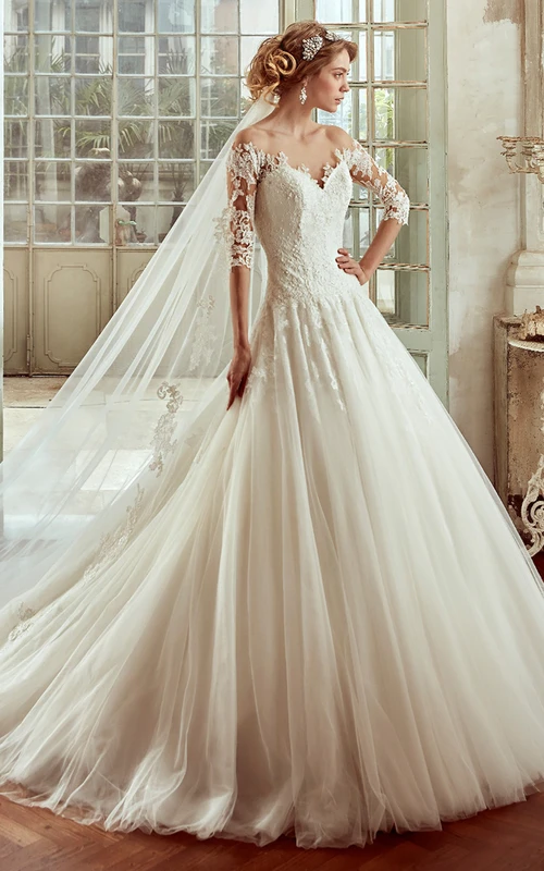 Vestido de novia con escote corazón, falda de tul plisada y mangas cortas.