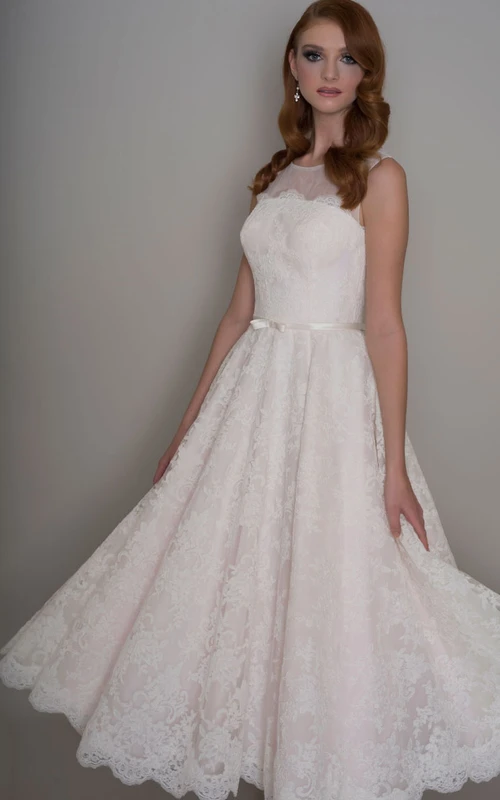 Vestido de novia largo de encaje sin mangas con apliques, corte en A y espalda ilusión.