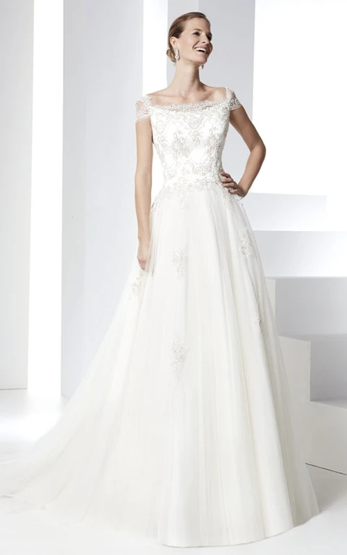 Vestido de novia de tul con escote barco, mangas cortas, apliques y corte en A, con cola.