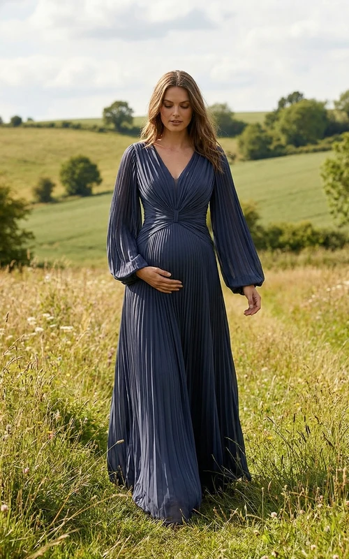 Robe de maternité bleu marine avec décolleté en V profond, manches longues plissées et jupe fluide