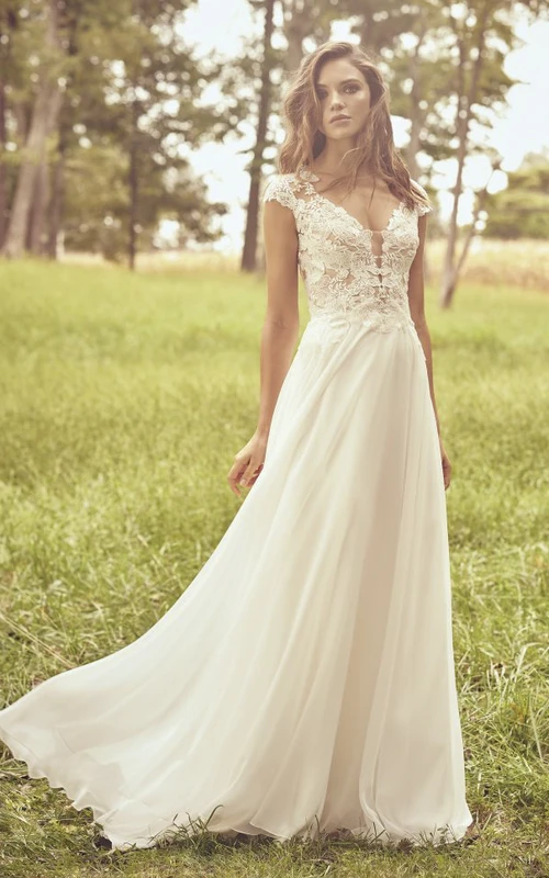 Vestido de novia bohemio de gasa con encaje, mangas cortas con apliques, escote pronunciado ilusión y espalda ilusión.