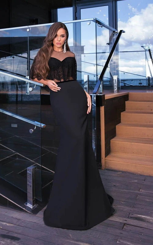 Robe de bal sirène élégante en satin et tulle, col rond et dentelle.
