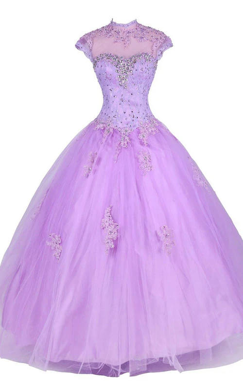 Vestido de gala de corte A con mangas cortas, bordados y efecto ilusión.