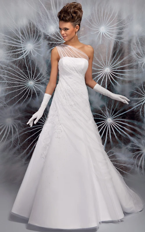 Langes, einseitig schulterfreies Brautkleid aus appliziertem Tüll mit Hofschleppe