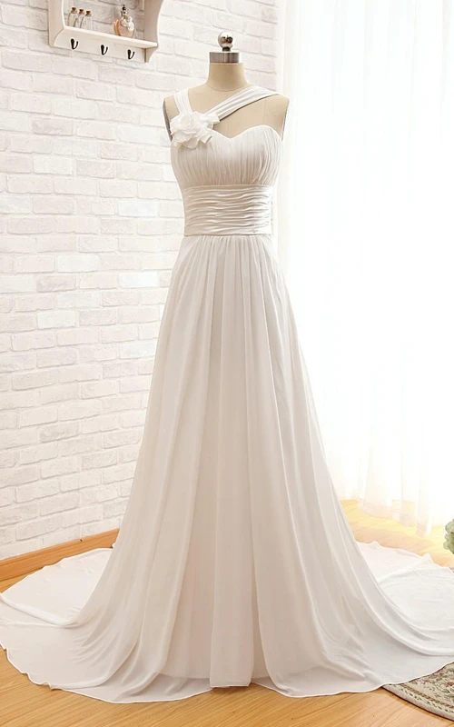 Vestido largo de gasa con escote corazón, corte en A, sin mangas, con fajín y abertura en forma de ojo de cerradura.