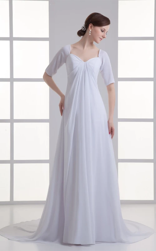 Chiffonkleid mit kurzen Ärmeln, bodenlanger Empire-Schleppe und Drapierung