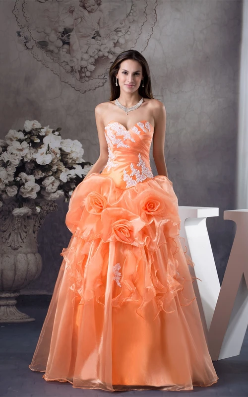 Robe de bal à volants et décolleté en cœur ornée de fleurs