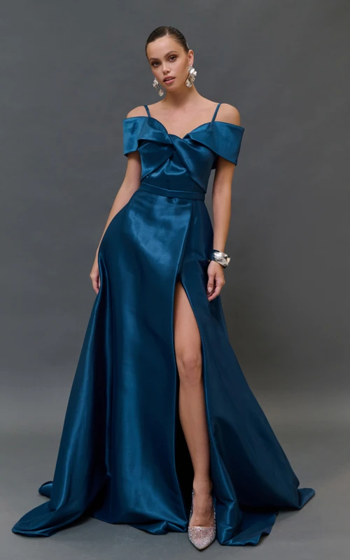 Vestido de satén de tirantes finos con corte en A, abertura y tiras cruzadas