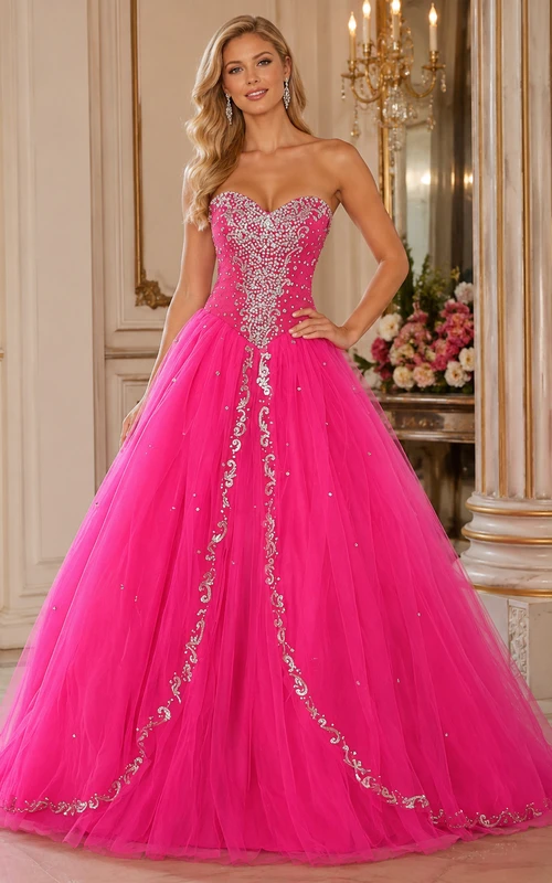 Robe de bal longue décolletée en cœur sans manches, ornée de perles et d'appliques, dos lacé, en tulle et dentelle.