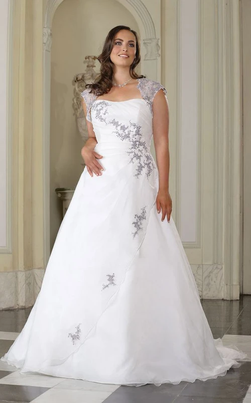 Robe de mariée Queen Anne en satin, coupe trapèze, longueur au sol, traîne balayée sur le côté, drapée sur le côté.