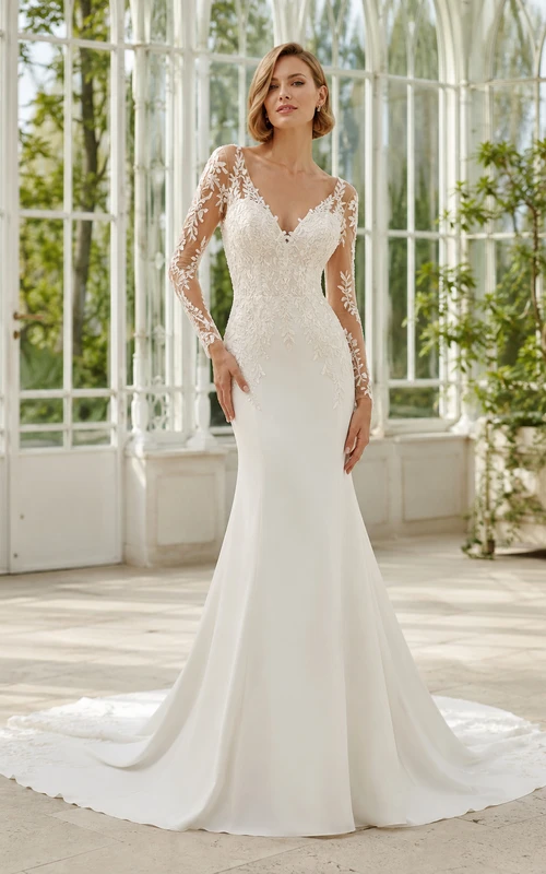 Robe de mariée sirène de luxe en satin fleuri à col en V, manches longues et col en V, avec traîne courte.