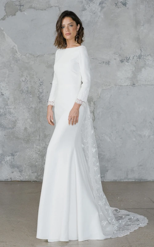 Robe de mariée élégante fourreau en mousseline et tulle, dos nu plongeant en V, ornée d'appliqués. Douce et élégante, elle est confectionnée dans un élégant fourreau en mousseline et tulle. Elle est ornée d'appliqués et d'appliqués. Son dos nu plongeant en V et son élégance sont rehaussés par un décolleté en V profond. Elle est agrémentée d'appliqués.