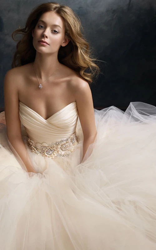 Edles Tüllkleid mit gekreuztem, gerafftem Oberteil und floralem, juwelenbesetztem Taillenband