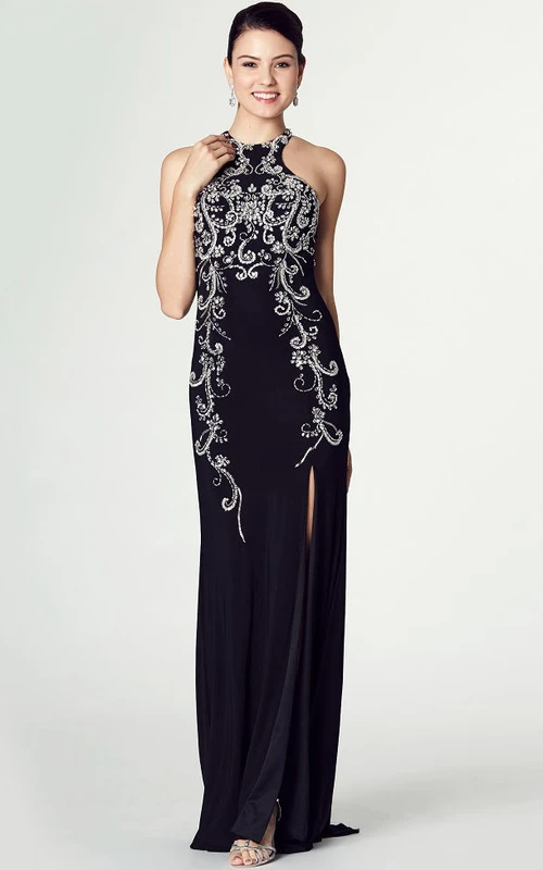 Vestido de fiesta midi ajustado de gasa sin mangas con abertura frontal, cuello alto, pliegues y pedrería.