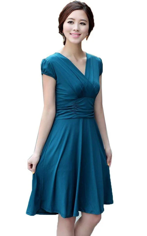 Vestido corto hasta la rodilla con mangas cortas y fruncido.