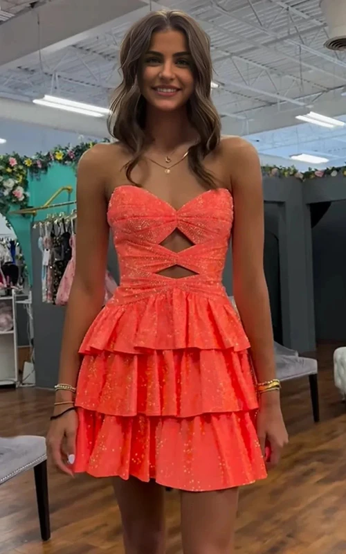 Vestido naranja sin tirantes con volantes y lentejuelas