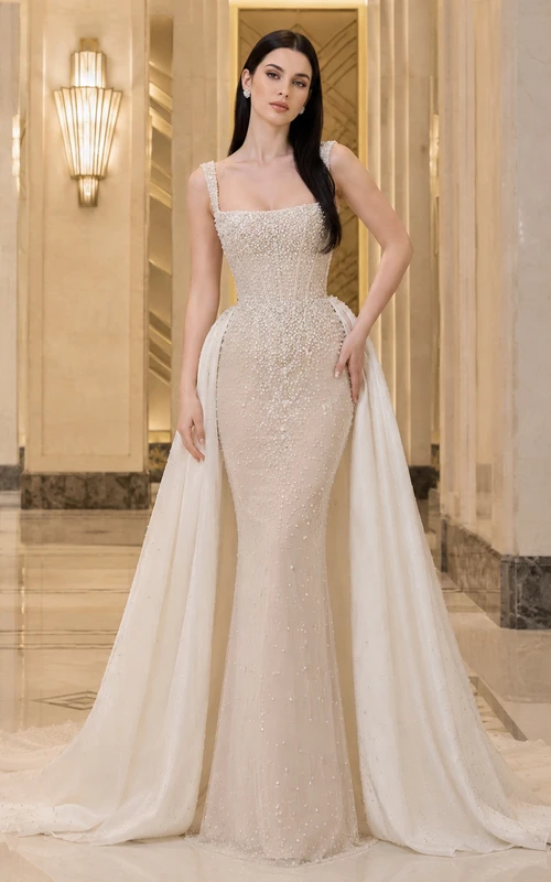 Robe de mariée fourreau sans manches en satin et dentelle immaculés, col carré, traîne chapelle, surjupe amovible, idéale pour une salle de bal.