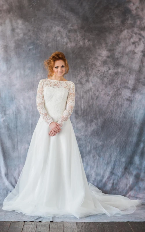 Vestido de manga larga de encaje y organza con corte en A y escote barco.