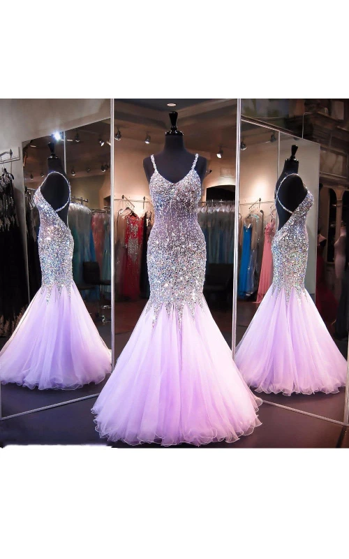 Vestido sin mangas de tul con lentejuelas y tirantes finos.