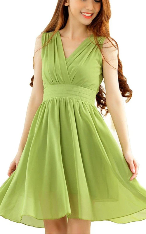 Ärmelloses, kurzes Chiffonkleid in A-Linie mit V-Ausschnitt und Raffungen