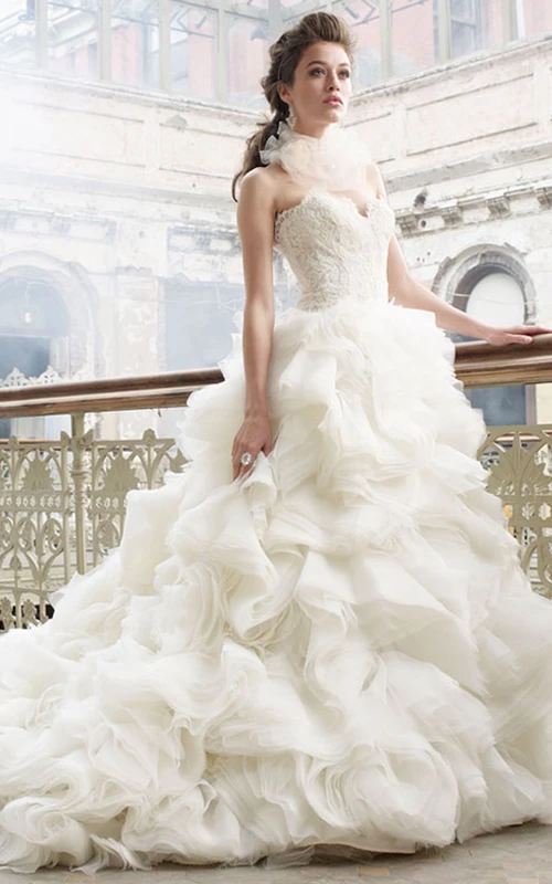Robe luxueuse en organza à volants et corsage en dentelle, décolleté en cœur