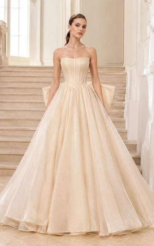 Robe de mariée longue en tulle avec corsage en dentelle à bretelles et jupe de bal.