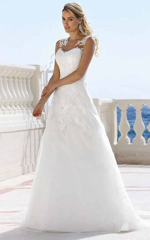 Robe de mariée de plage en dentelle appliquée, coupe trapèze, bretelles illusion et traîne.