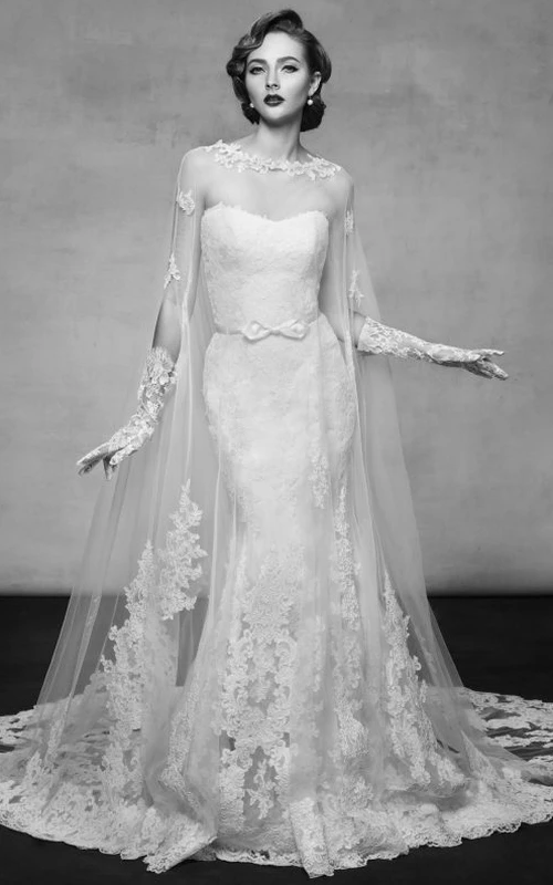 Robe de mariée longue jusqu'au sol, col montant, en dentelle appliquée et nœud.