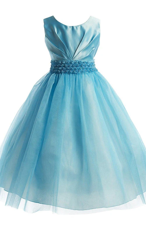 Robe en tulle sans manches de coupe trapèze, ornée de fleurs et de plis