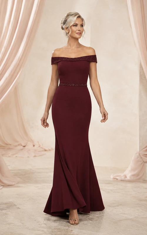 Vestido de novia burdeos de corte recto con hombros descubiertos y cinturón de cuentas para la madre de la novia.