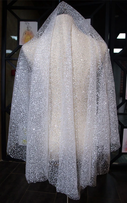 Voile de mariée scintillant au bout des doigts