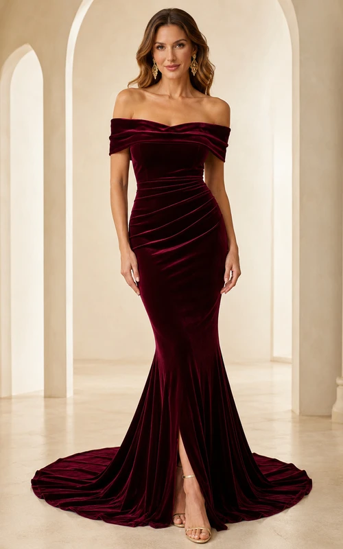 Vestido de invitada de terciopelo burdeos con escote Bardot, fruncido y cola de sirena.