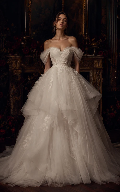 Vestido de novia de gala de tul color marfil con hombros descubiertos
