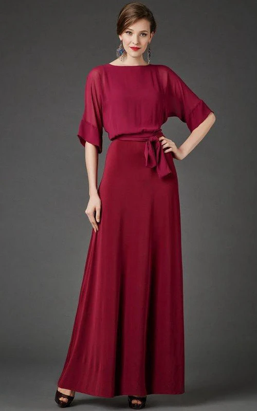 Vestido largo de gasa plisada con corte en A, mangas tres cuartos y estilo barco, con fajín.