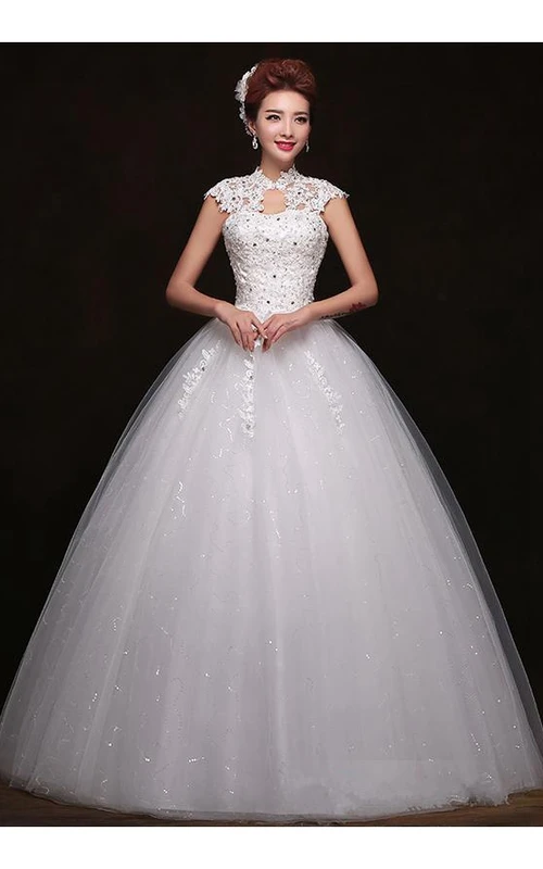 Precioso vestido de novia de gala con cuello alto y mangas cortas, con apliques de encaje.