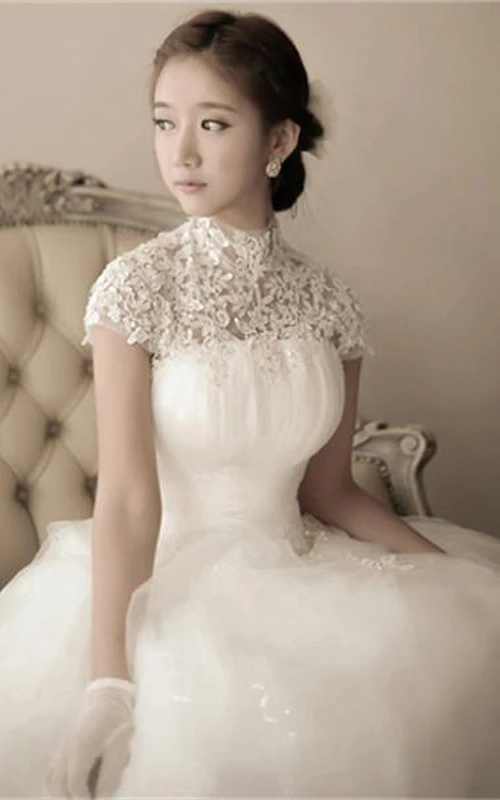 Elegante vestido de novia de gala con cuello alto y apliques de encaje de tul.
