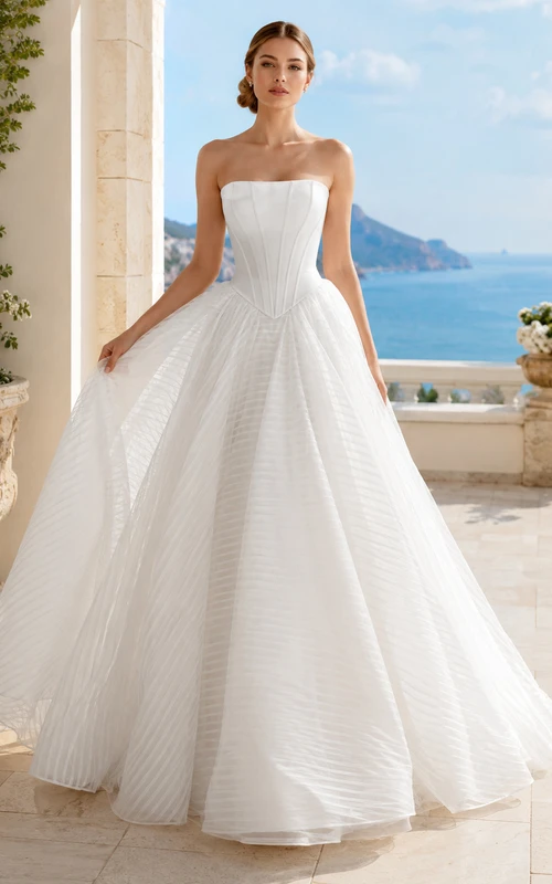 Robe de mariée moderne bustier à encolure carrée, plissée et en organza texturé, avec traîne.