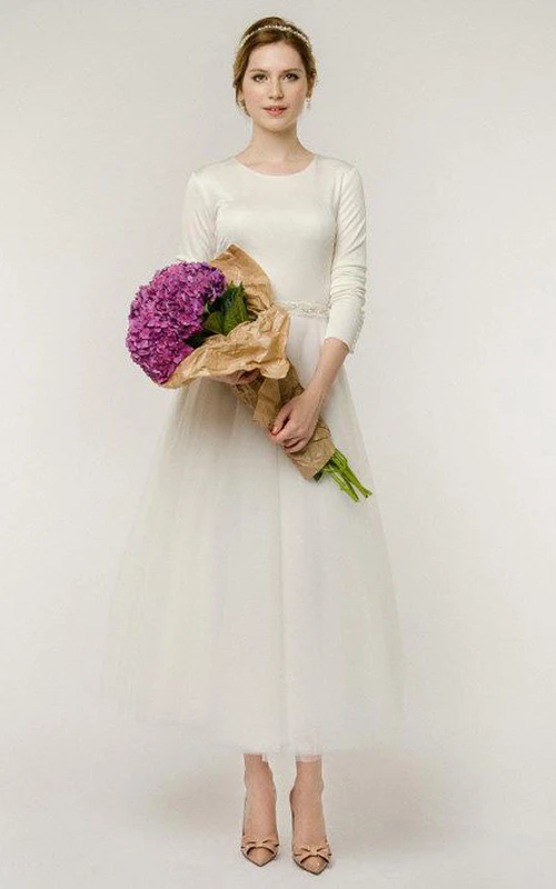 Vestido de novia de corte A con mangas largas, tul y botones