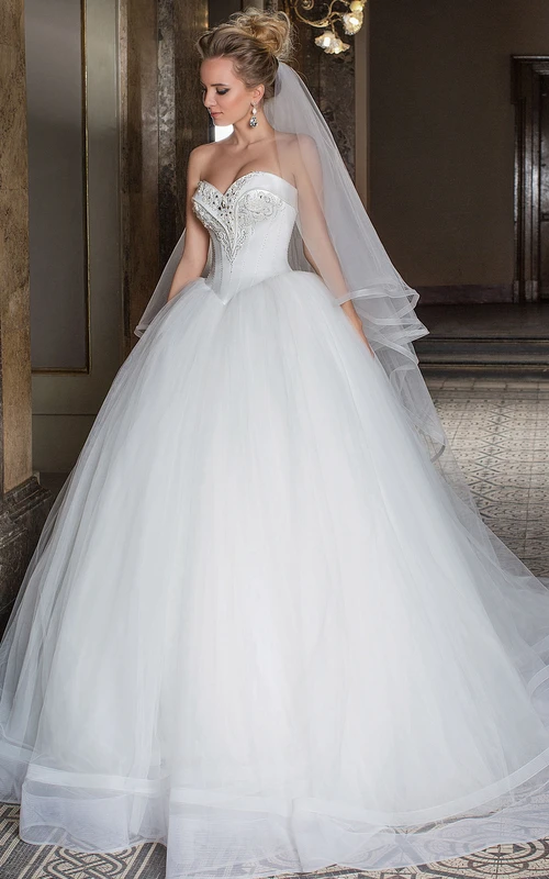 Ärmelloses Ballkleid mit herzförmigem Dekolleté, Perlenbesatz, Tüll und Schleppe