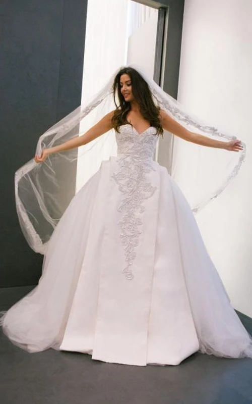 Neuestes Ballkleid mit Applikationen und Schleppe
