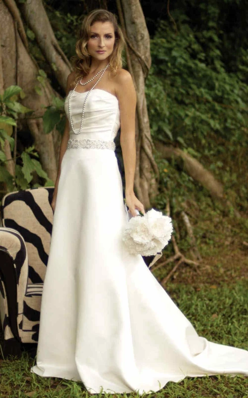 Vestido de novia largo de satén sin tirantes, corte recto, con joyas en la cintura y cremallera.