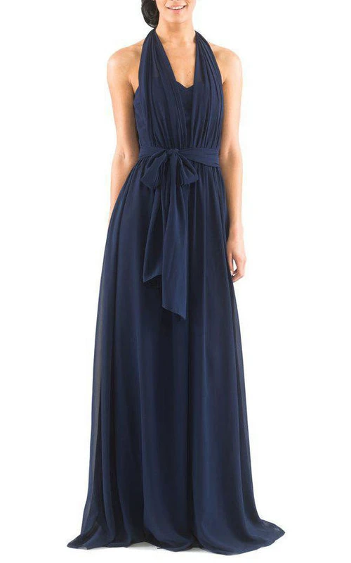 Vestido largo de dama de honor de gasa con escote halter y fajín.